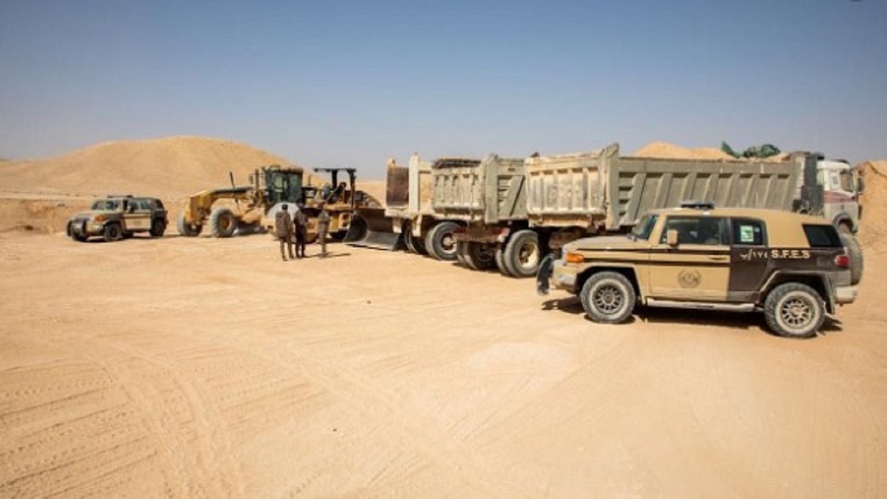 &#8220;الأمن البيئي&#8221; يضبط 6 مخالفين يقومون بنقل الرمال وتجريف التربة في جدة