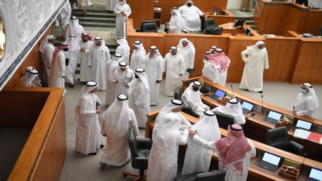 بالفيديو.. ‏مشادات كلامية عنيفة وتبادل الاتهامات داخل أروقة مجلس الأمة الكويتي