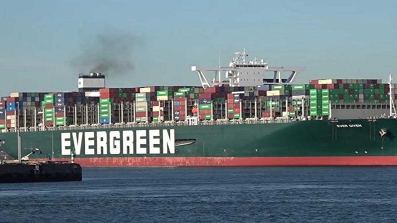 مصر تطالب بمليار دولار تعويضات من الشركة المشغلة للسفينة الجانحة