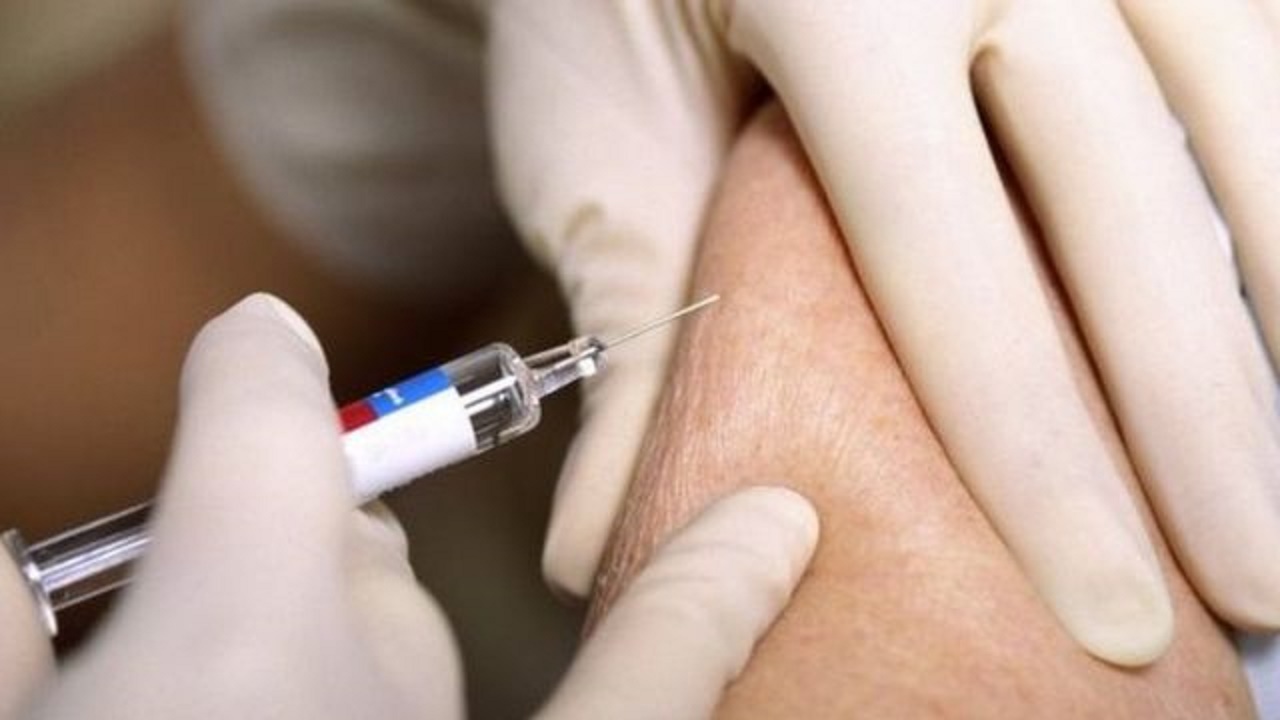 الصحة توضح تأثير تطعيم مصاب كورونا السابق بجرعة ثانية من اللقاح