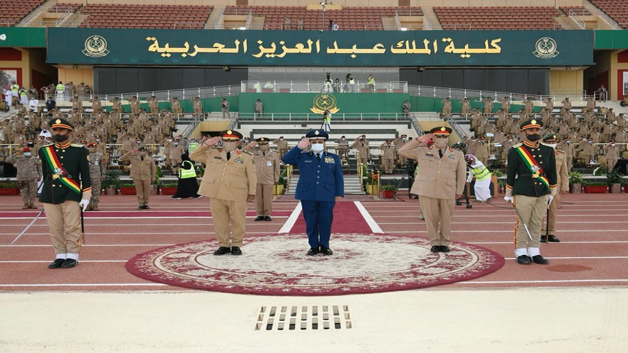 بالصور .. رئيس هيئة الأركان العامة يرعى حفل تخريج الدفعة 79 من طلبة كلية الملك عبد العزيز الحربية