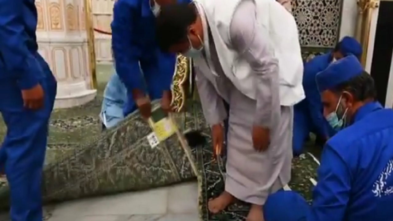 بالفيديو.. سجاد المسجد النبوي بشريحة إلكترونية تحمل معلومات السجادة ومواعيد غسلها