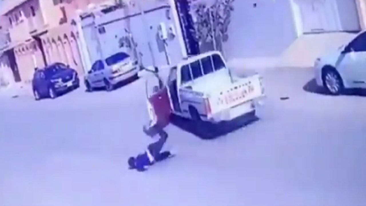 بالفيديو .. حادث غريب لشاب قفز من سيارته أثناء سيرها بأحد الشوارع