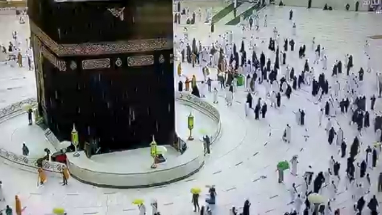بالفيديو.. هطول أمطار غزيرة على المسجد الحرام