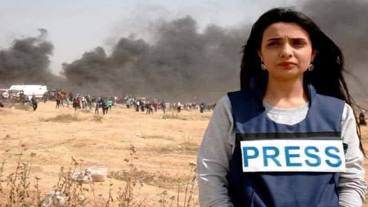 صحفية فلسطينية تتعرض للضرب بجذع شجرة لعدم ارتدائها الحجاب!