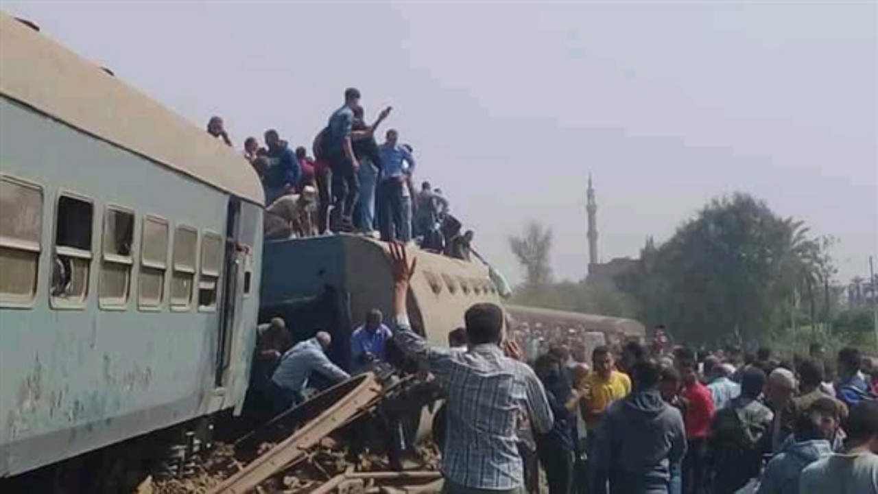 بالصور.. إصابات في حادث انقلاب قطار بمصر