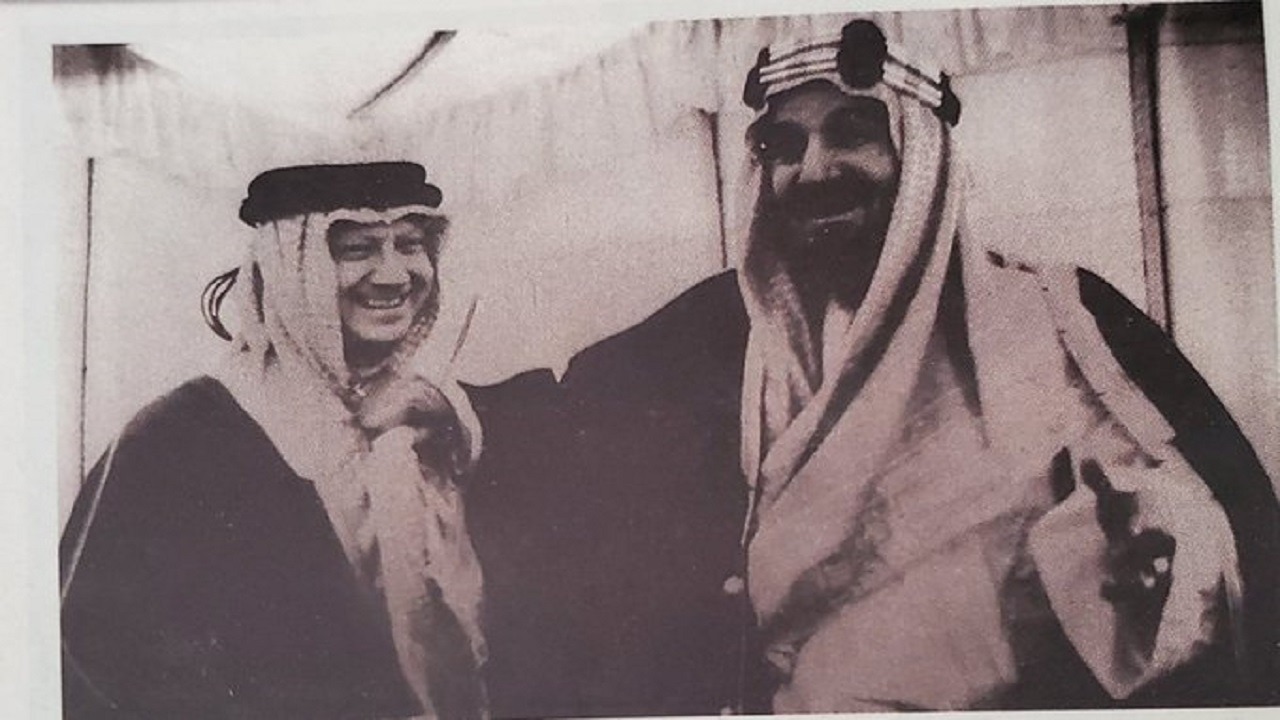 صورة نادرة للملك المؤسس يداعب رئيس أرامكو بالشماغ