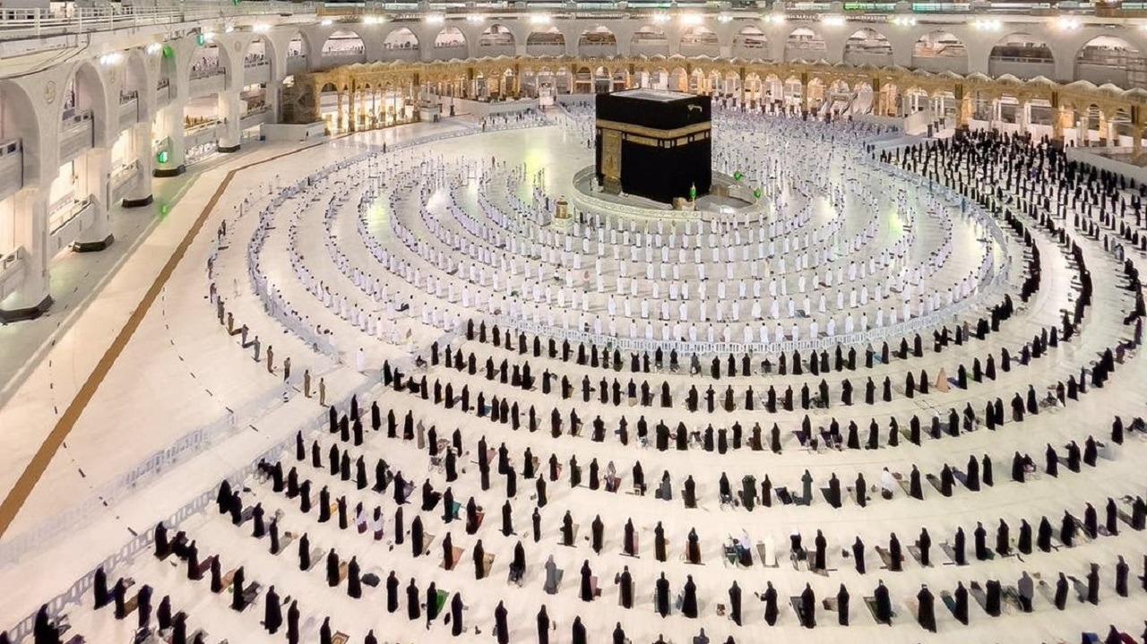 صورة ضوئية مبهرة للمصلين بالمسجد الحرام