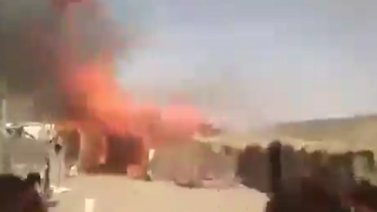 بالفيديو .. حريق يلتهم مخيم النخيل للنازحين بالحديدة