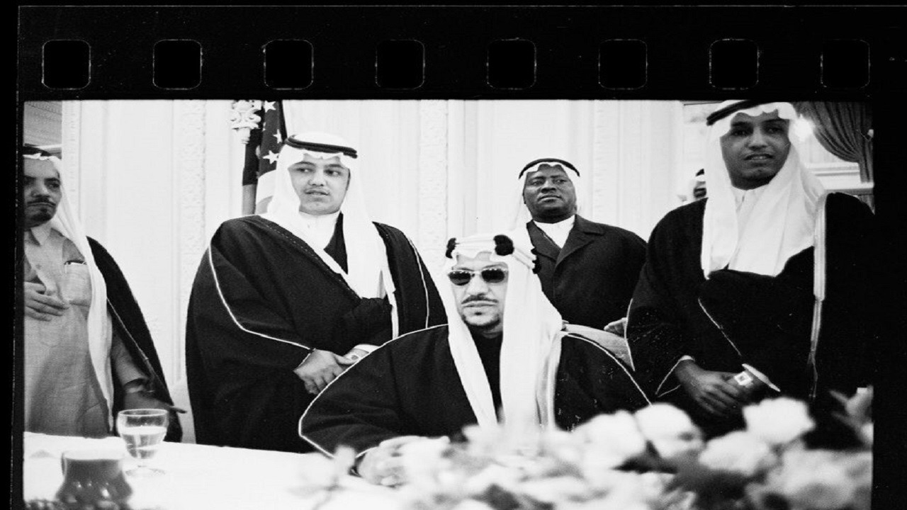 صورة نادرة للملك سعود مع نجليه “منصور وثامر”