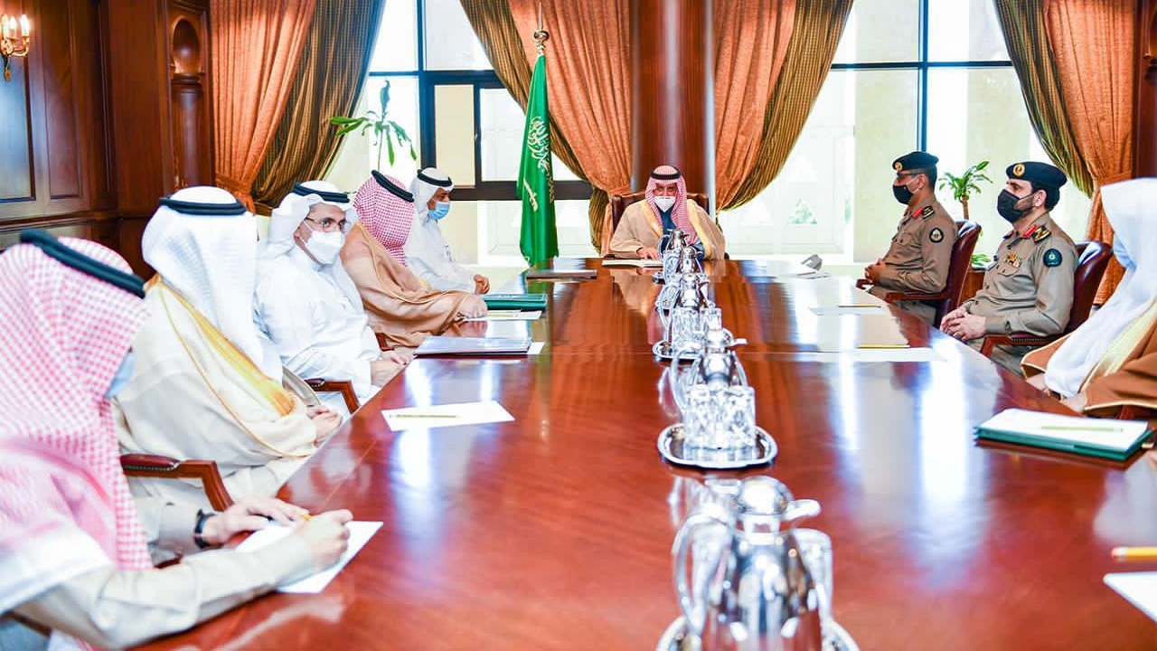أمير تبوك يستعرض جهود الجهات الحكومية بالمنطقة للوقاية من كورونا