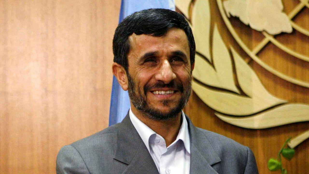اشتباك بالأيدي بين مرافقي أحمدي نجاد والعاملين في لجنة تسجيل المرشحين