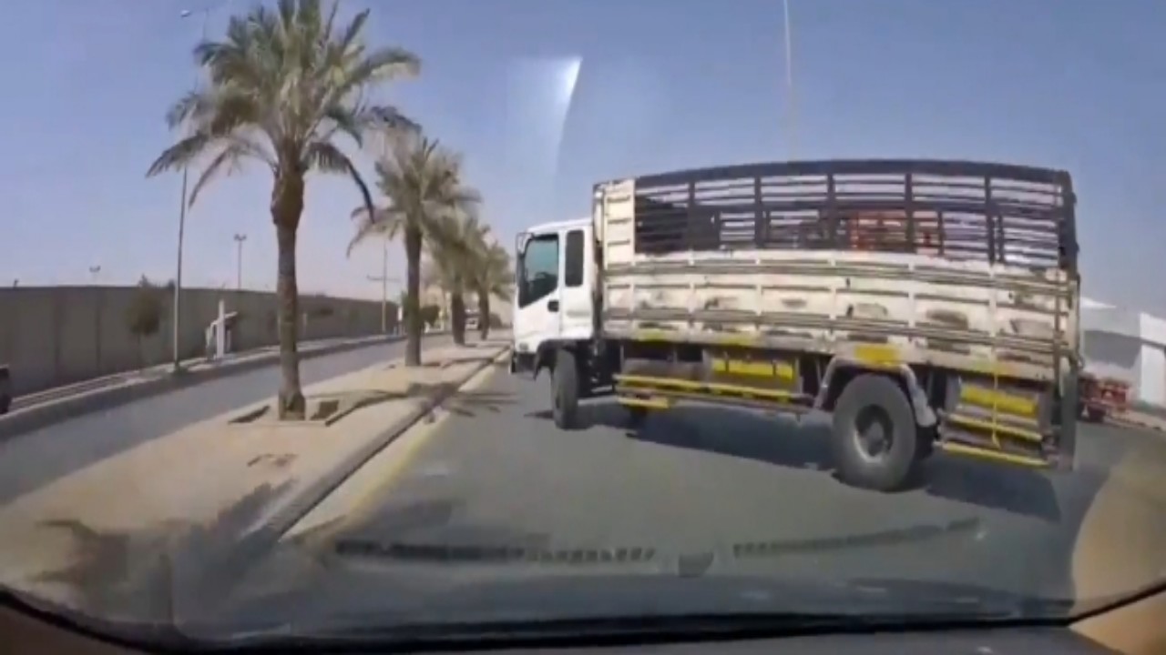بالفيديو.. قائد دينا يصدم مركبة بعد قطعه للطريق بصورة مفاجئة ويهرب