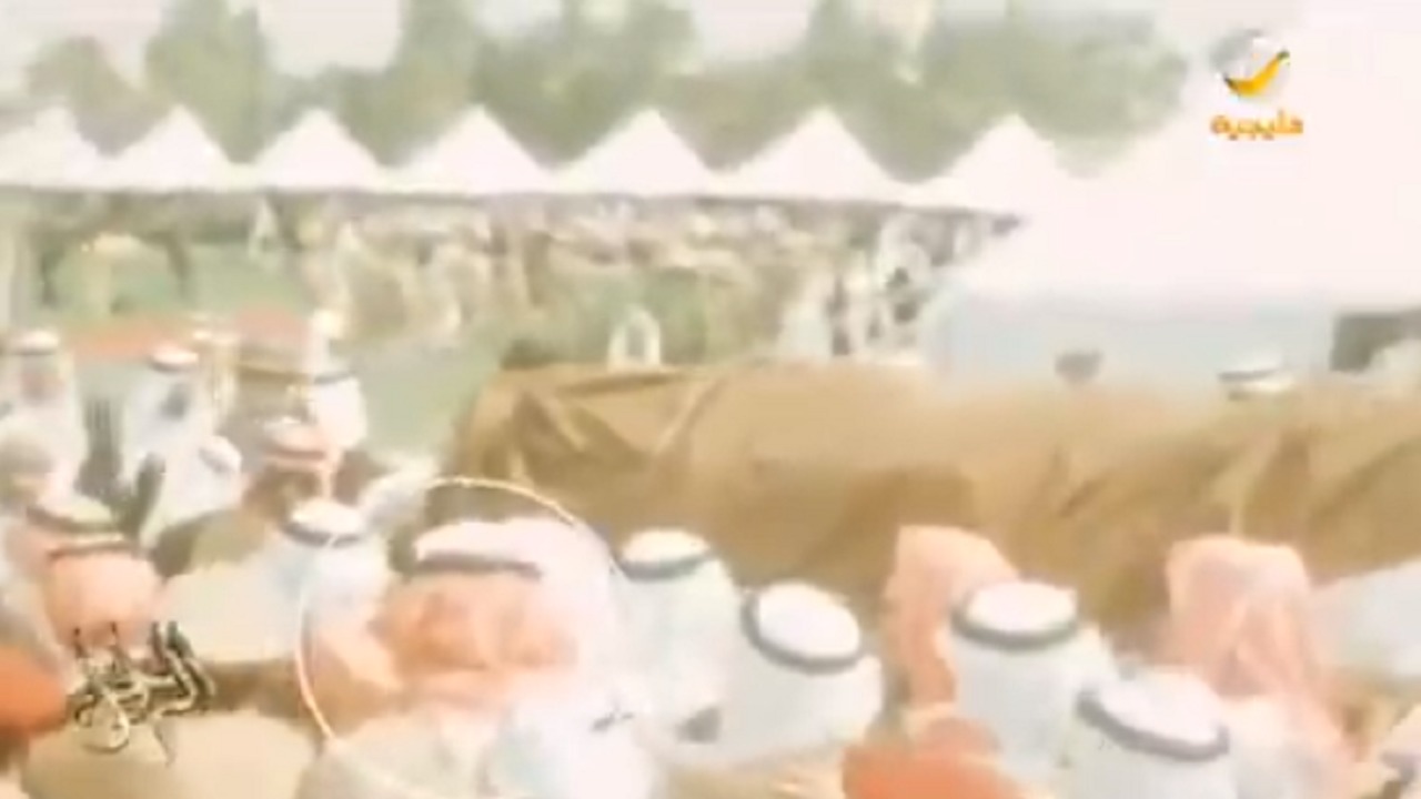 بالفيديو.. لماذا خرج الشيخ سلطان بن قرملة عن البروتوكول في جنازة الملك فيصل؟