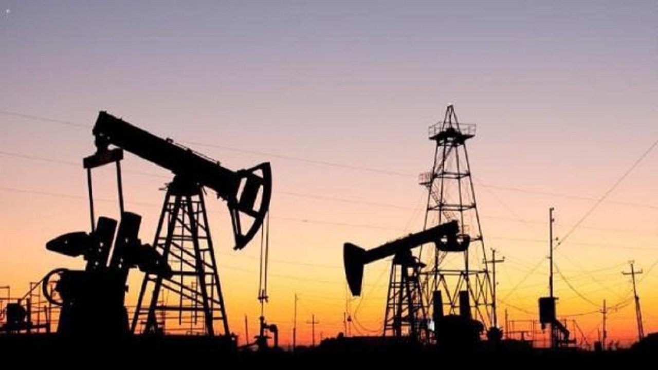 النفط يتراجع بفعل المخاوف بشأن تسارع إصابات كورونا