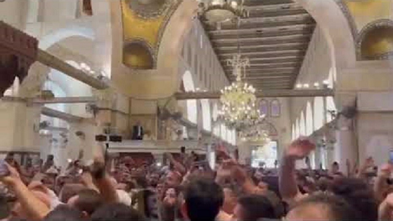 بالفيديو … مصلون يطردون خطيب الجمعة في المسجد الأقصى لمدحه عباس