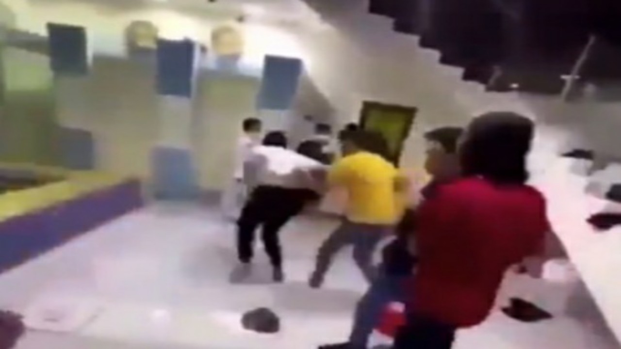 شباب يعتدون على آخر داخل صالة رياضية بطريقة وحشية 