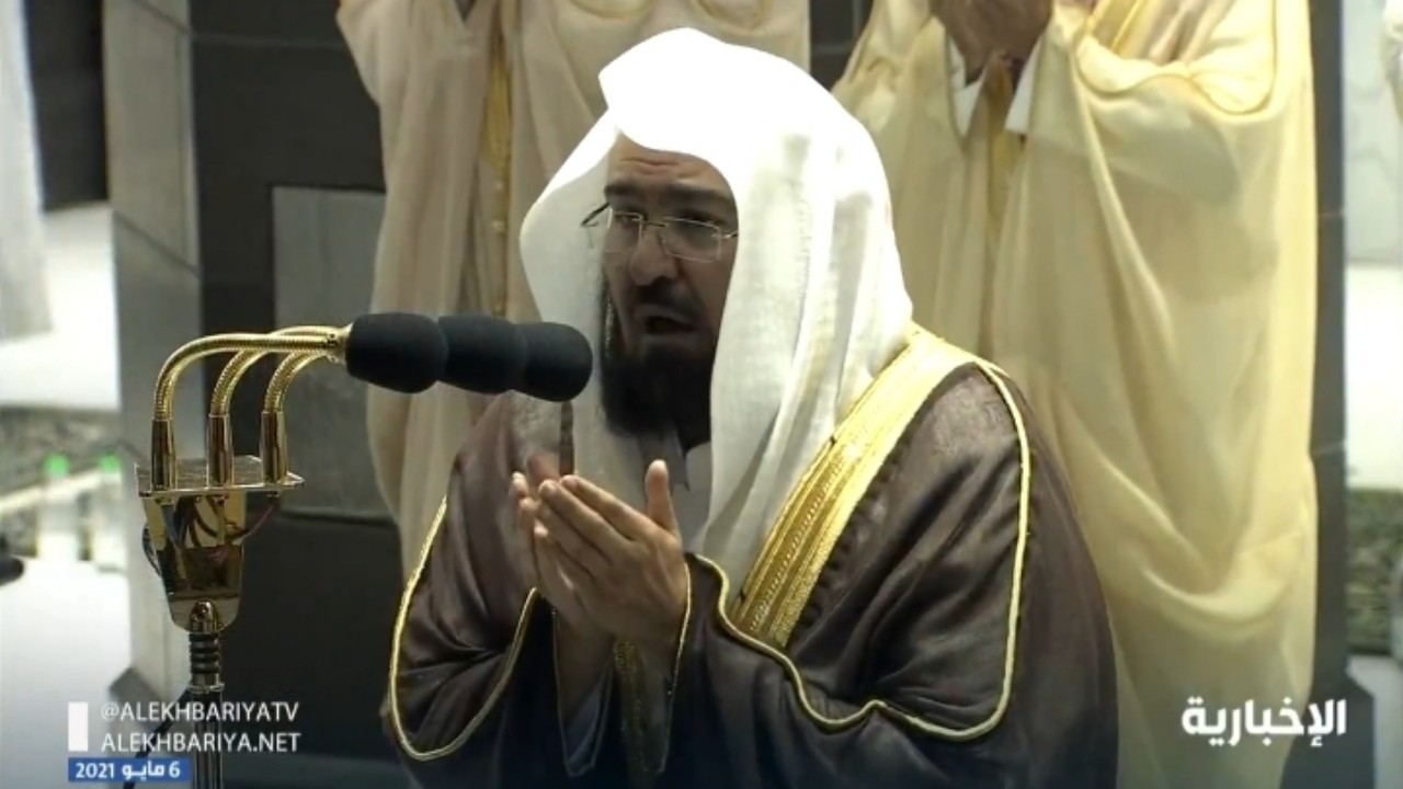 بالفيديو.. دعاء وبكاء الشيخ «السديس» خلال إمامته للمصلين في الحرم المكي