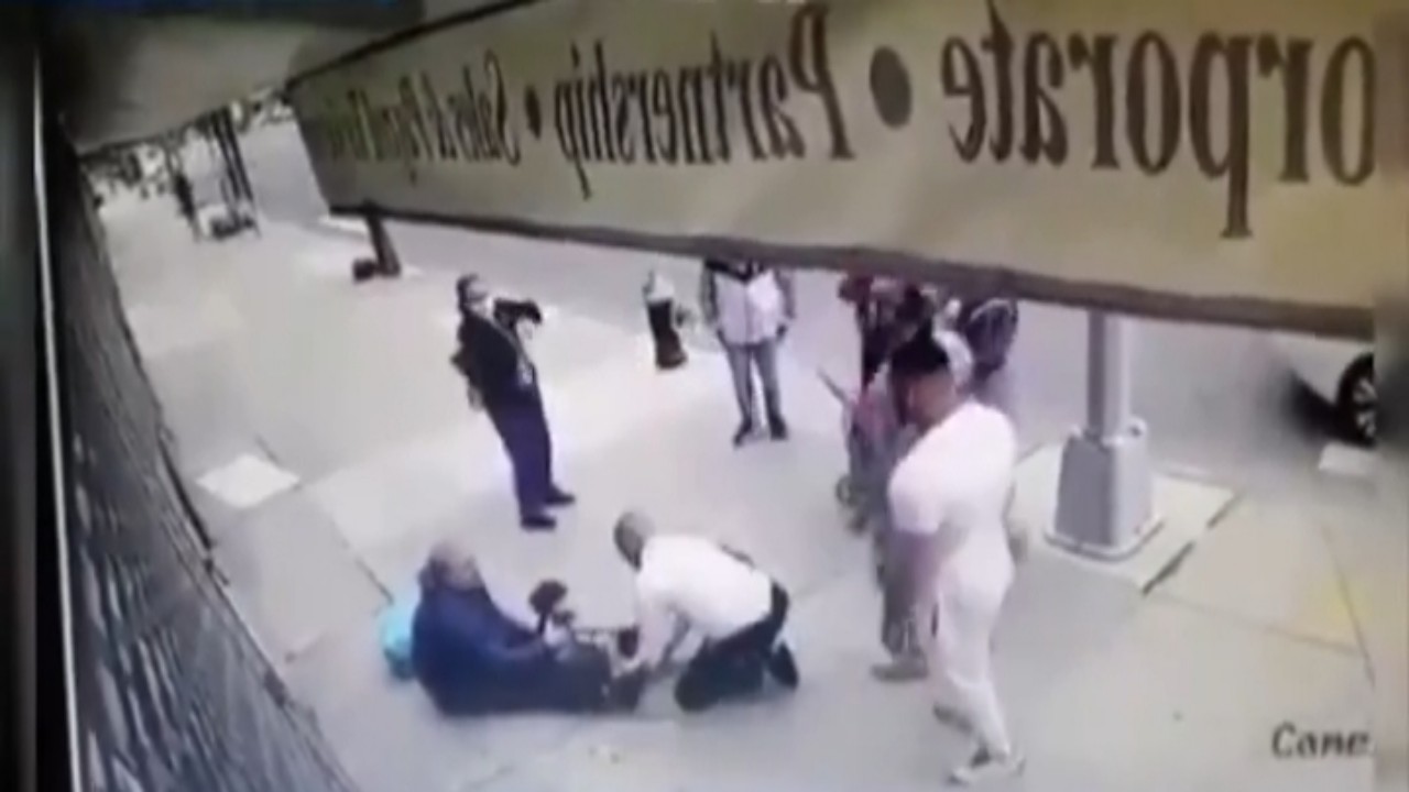 بالفيديو.. لحظة نجاة طفل بأعجوبة أثناء سقوطه من الطابق الخامس