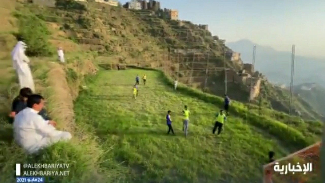 بالفيديو.. شباب &#8221; الداير &#8221; يحولون المزارع إلى ملاعب ريفية لكرة القدم