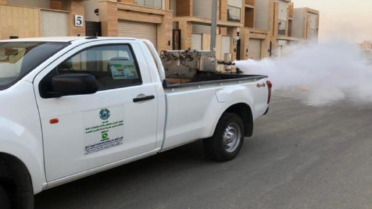 بلدية خميس مشيط تكثف أعمال التعقيم والتطهير الميدانية حفاظاً على سلامة الفرد والمجتمع