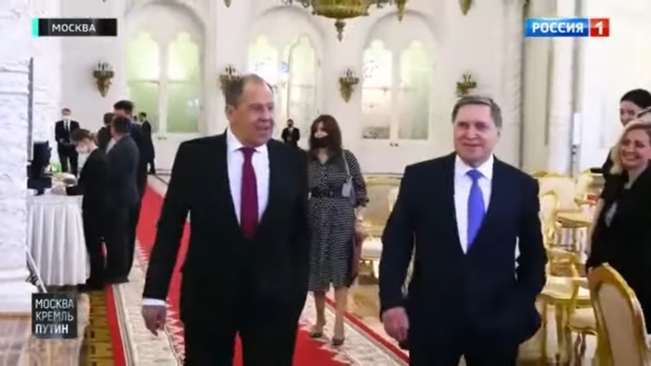 بالفيديو.. وزير الخارجية الروسي يتودد للفتيات داخل الكرملين