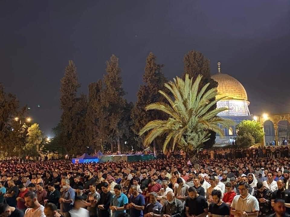 الآلاف يؤدون صلاة التراويح في القدس