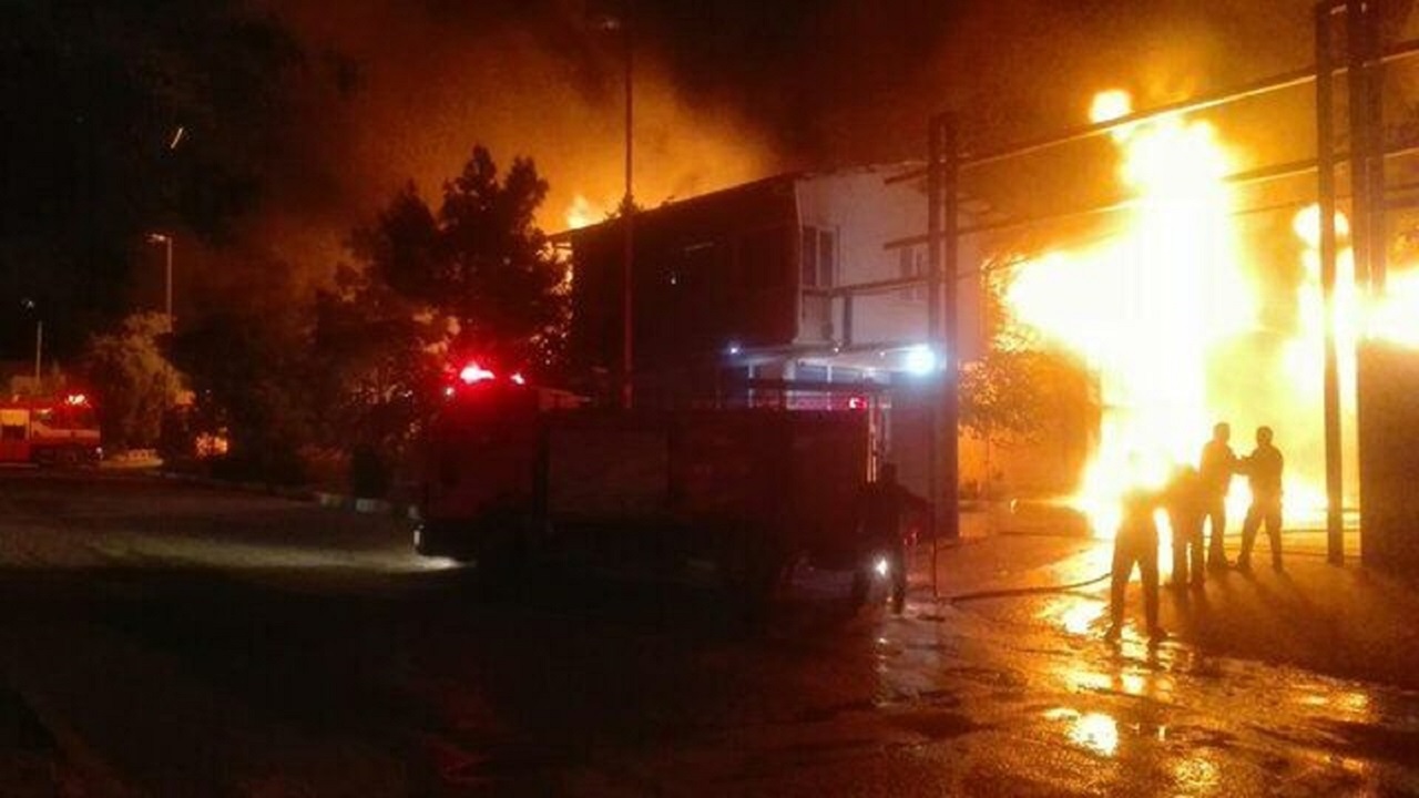 حريق ضخم بمصنع في قم الإيرانية