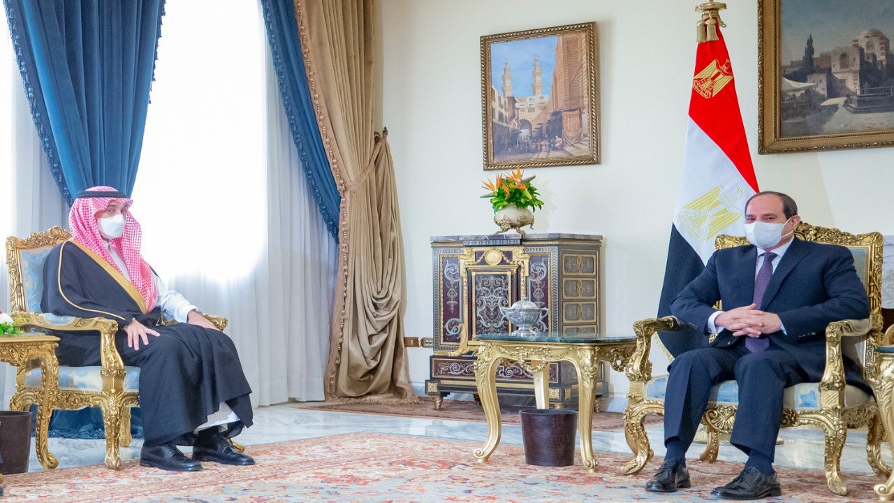 بالصور.. الرئيس المصري يستقبل وزير الرياضة بحضور وزير الحج