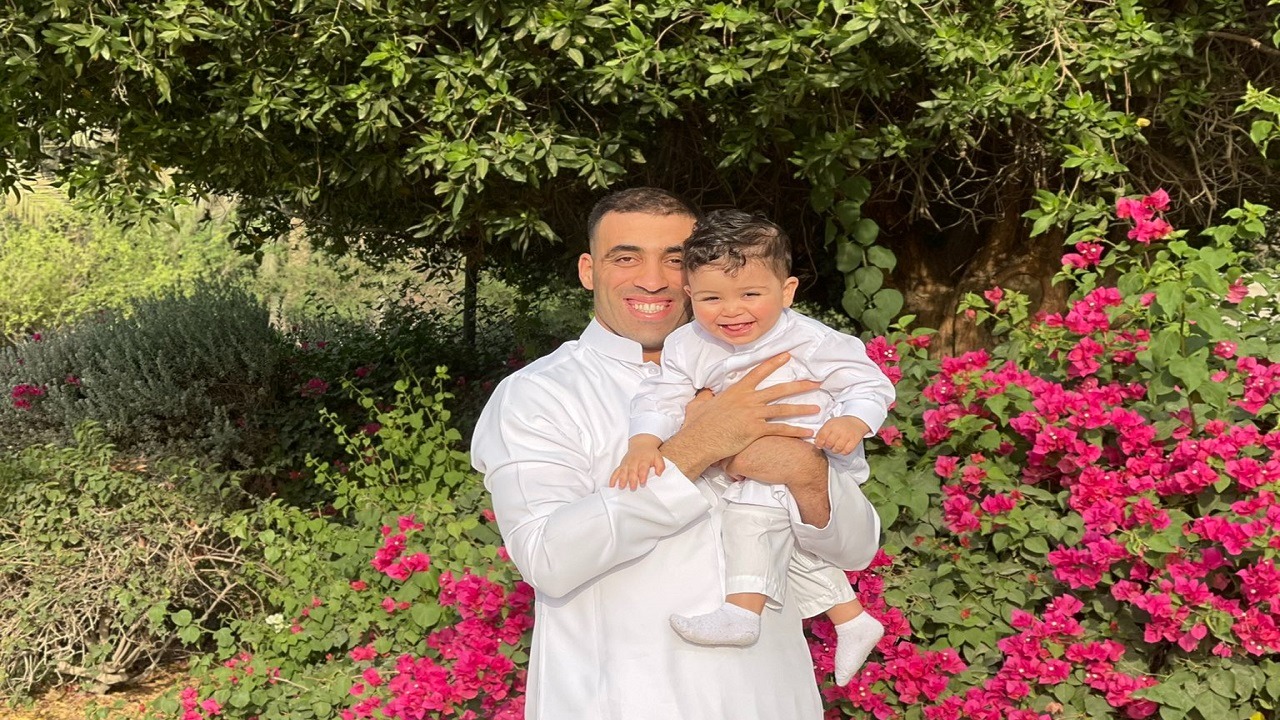 صورة.. حمدالله يحتفل بالعيد برفقة طفله