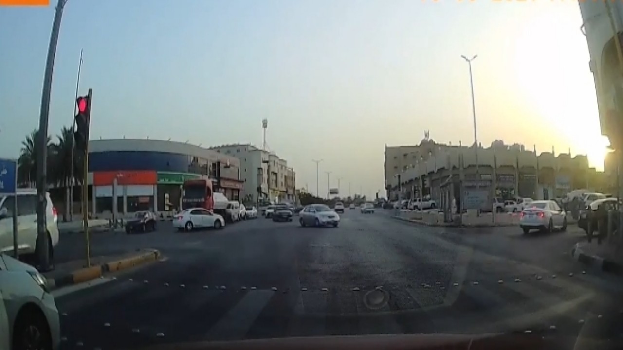 بالفيديو.. وقوع حادث بسبب محاولة قائد مركبة المرور بقطع الطريق في القطيف