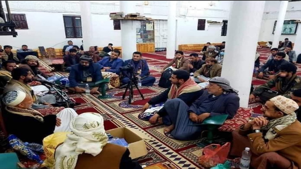 بالصور..الحوثيون يتعاطون &#8220;القات&#8221; داخل المساجد في رمضان