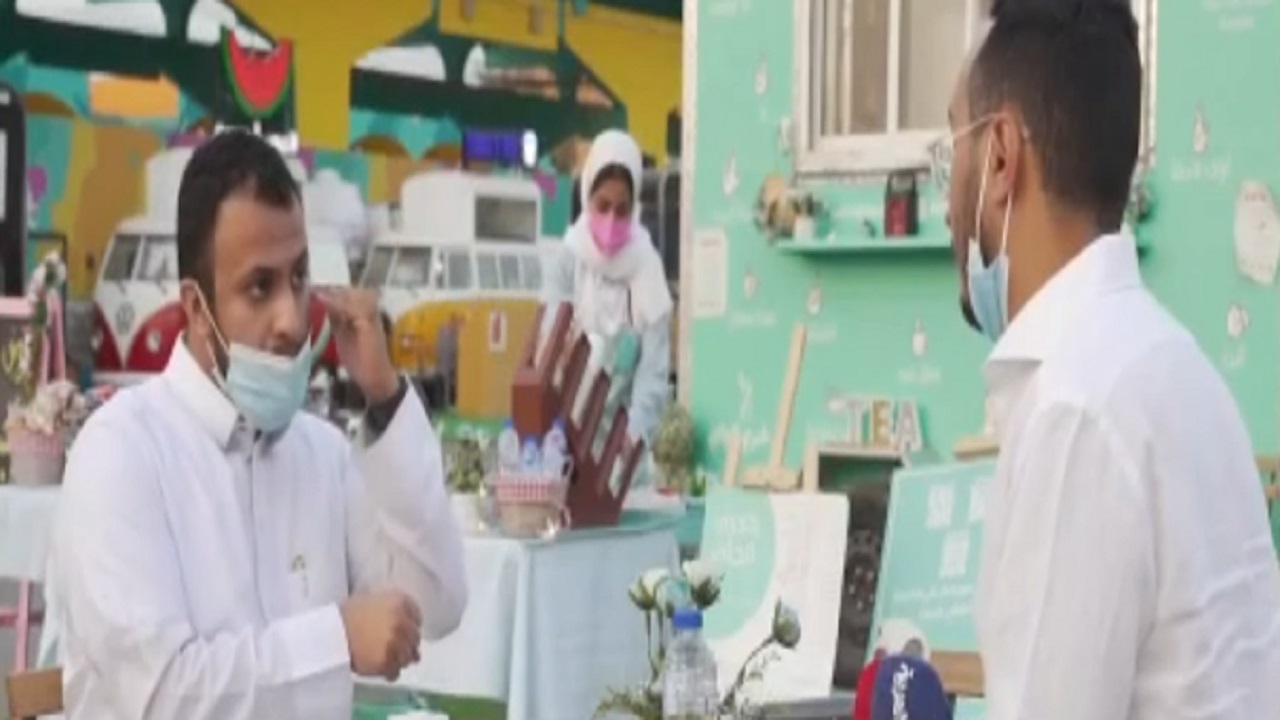 بالفيديو.. معلمة تفتتح مقهى صغير في الخبر لخدمة الصم وضعاف السمع