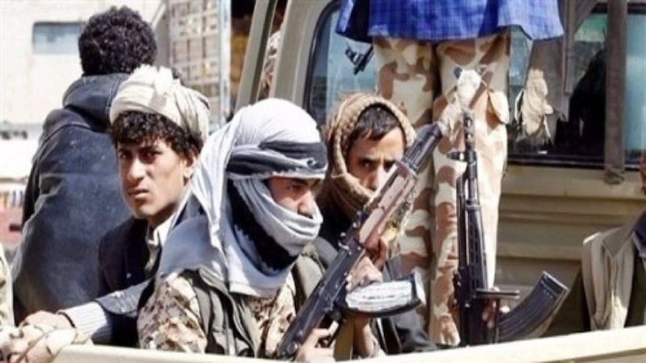 الحوثي يوزع أموال اليمنيين على أصدقائه المقربين