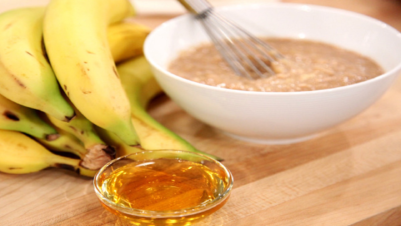 “الموز والعسل” من أفضل العلاجات المنزلية لحل مشكلة سواد الركبة