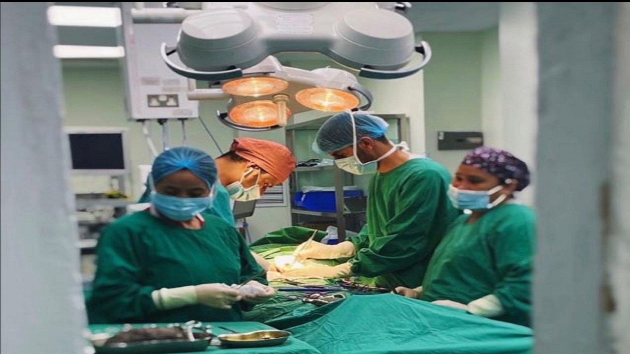 فريق طبي بمستشفى أبها الخاص ينجح في استئصال ورم كيسي كبير بالمنظار الجراحي