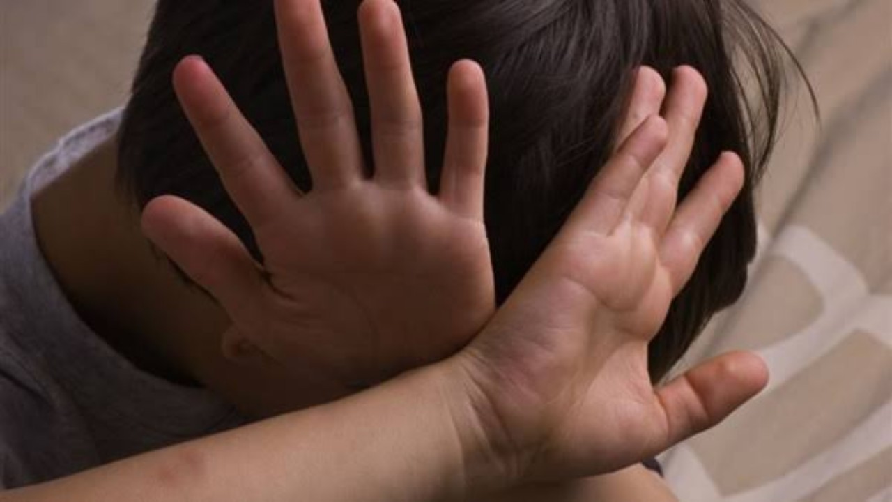 طفل يتعرض للعنف من أسرته و«العنف الأسري»‏ يتفاعل