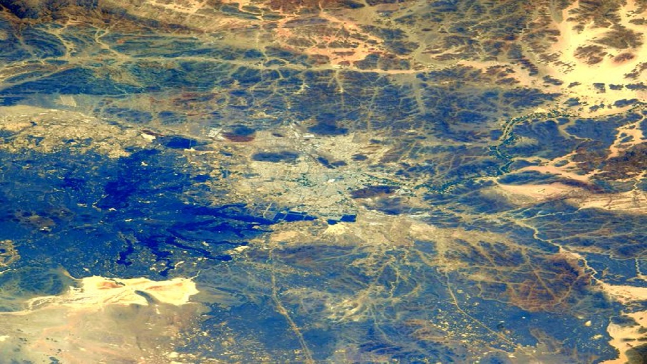 رائد فضاء ياباني يلتقط صورة من الفضاء للمدينة المنورة