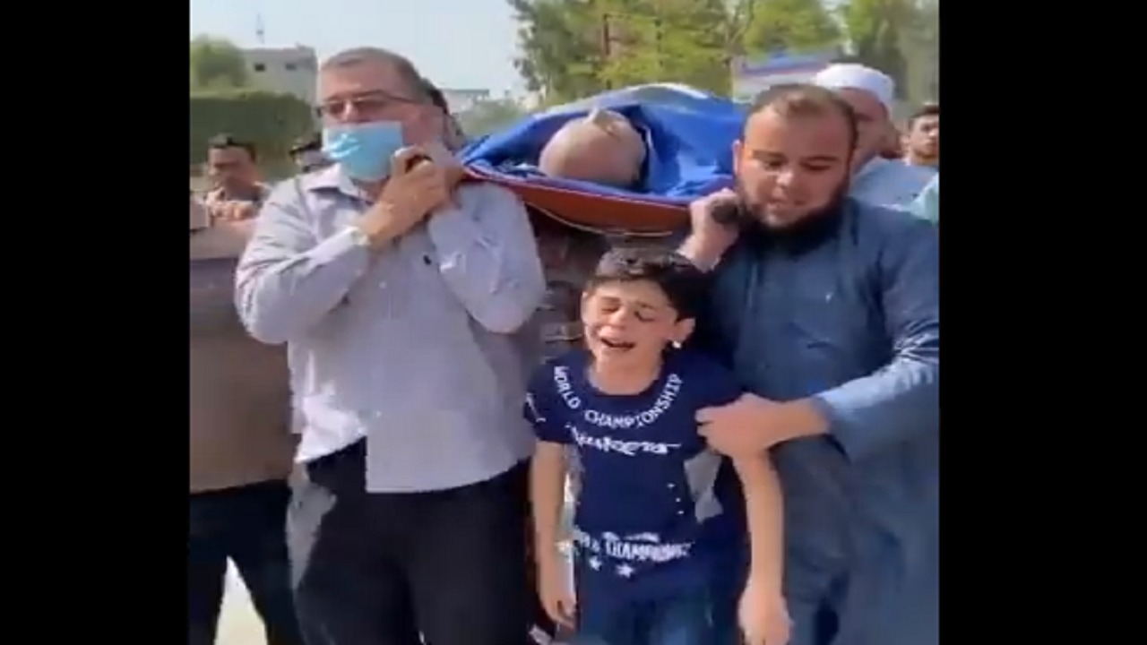 بالفيديو.. طفل فلسطيني يودع والده بعد استشهاده بكلمات مؤثرة