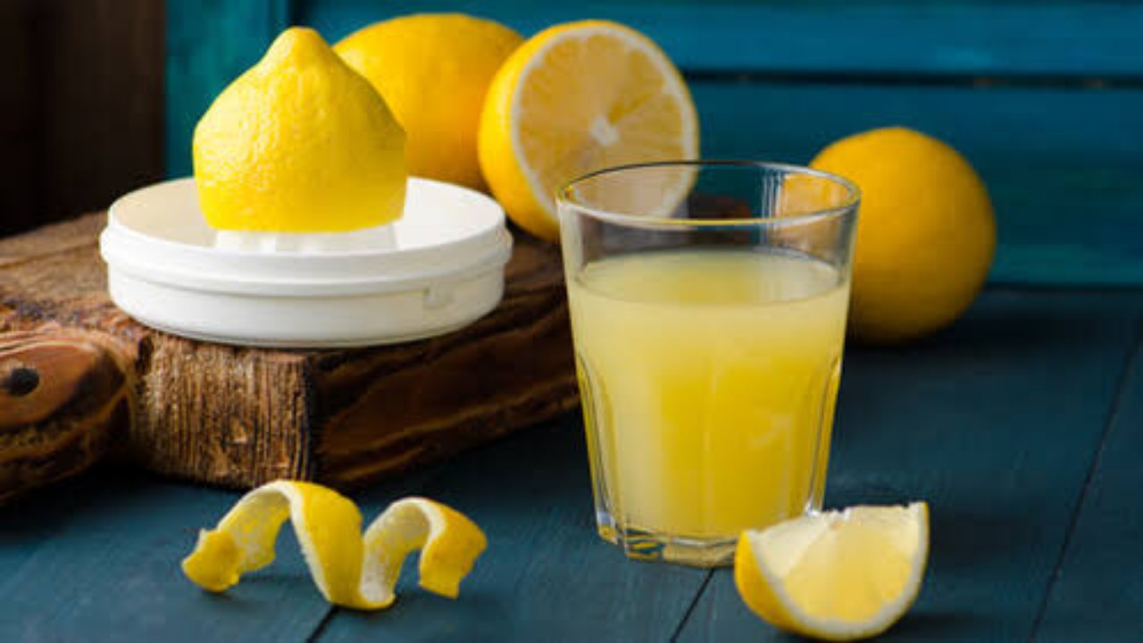 فوائد عديدة لتناول كوب الليمون الدافئ بالصباح