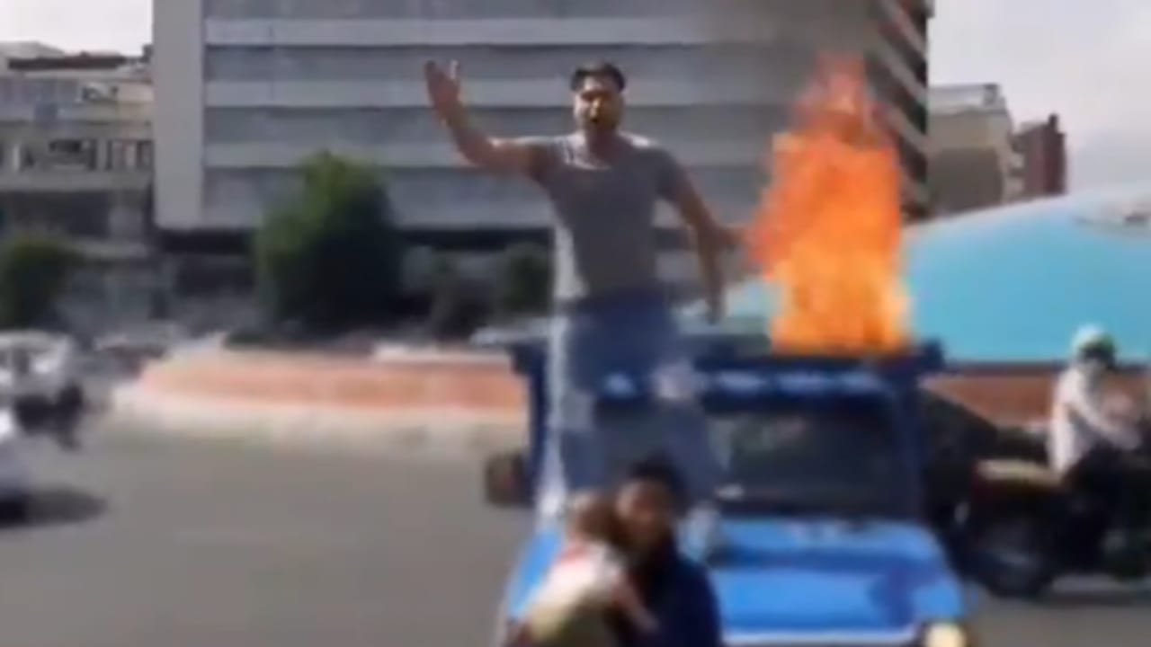 بالفيديو.. شاب إيراني يشعل النيران وسط طهران ويسب خامنئي