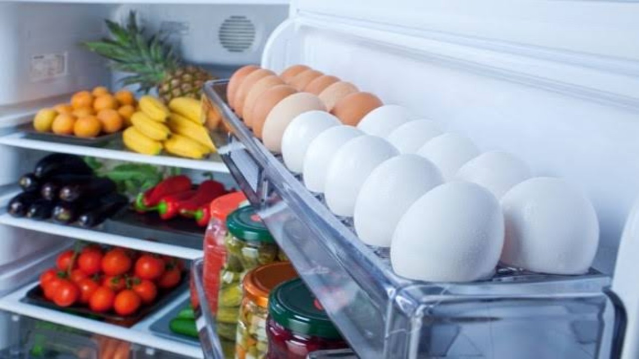 استشاري يحذر من تخزين البيض في باب الثلاجة: يتسبب في مرض خطير