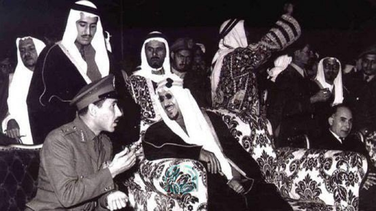 صورة نادرة للملك سعود برفقة عبدالحكيم عامر استعدادًا لافتتاح المؤتمر الإسلامي