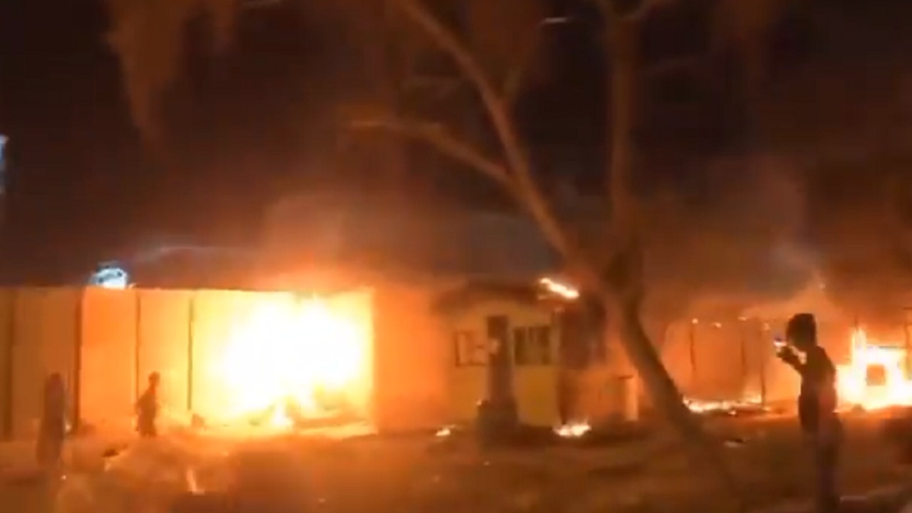 بالفيديو.. إحراق القنصلية الإيرانية بالعراق احتجاجًا على مقتل &#8221; الوزني &#8220;