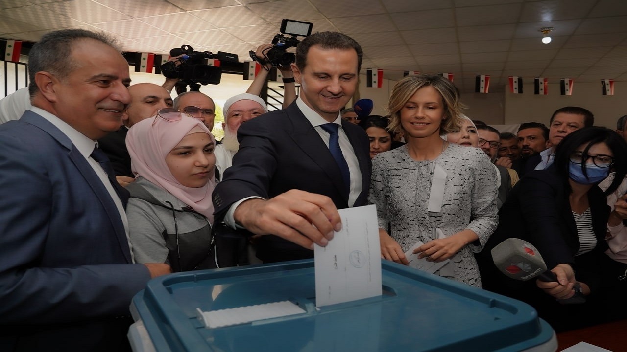 بالصور.. بشار الأسد وزوجته يدليان بصوتيهما في الانتخابات البرلمانية