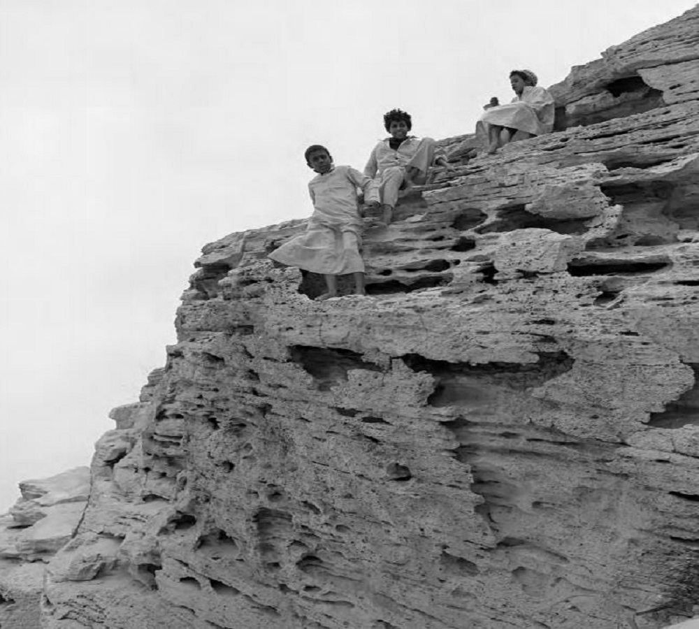 أطفال يتسلقون جبل المريكبات بالدمام قبل 45 عام