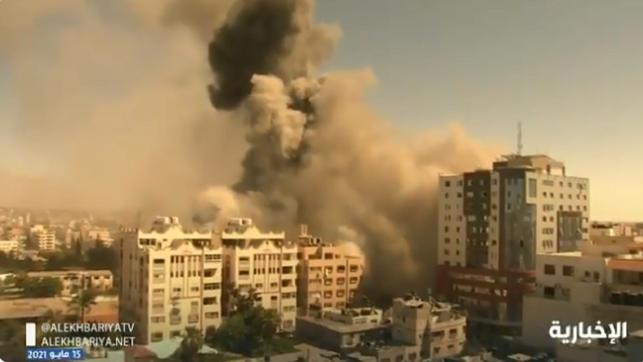 بالفيديو.. انهيار برج &#8220;الجلاء&#8221; في غزة بعد استهدافه بـ 4 صواريخ إسرائيلية