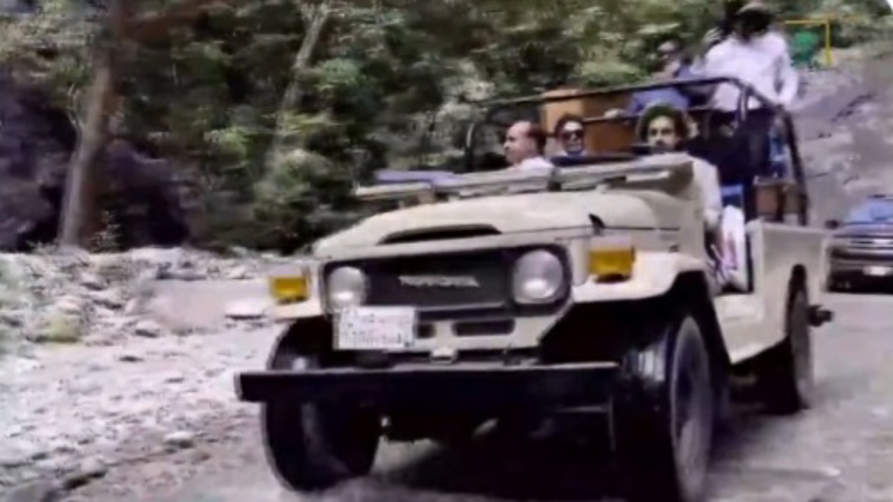 شاب يستخدم سيارات دفع رباعي مكشوفة لنقل السياح والزوار بين جبال جازان