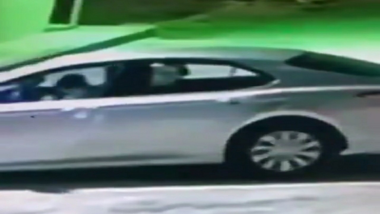 بالفيديو.. القبض على شخص سرق مركبة وبداخلها امرأة بحي طويق