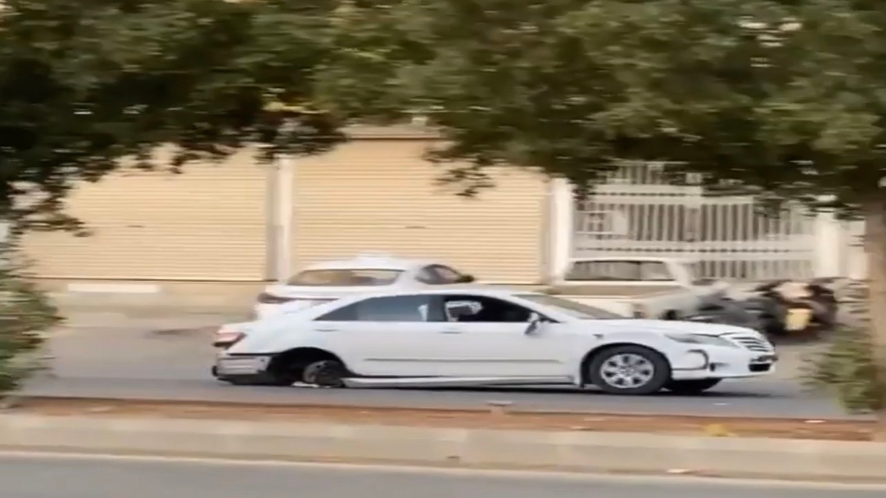 بالصور .. القبض على مُفحط قاد سيارته بدون إطارات خلفية في الرياض